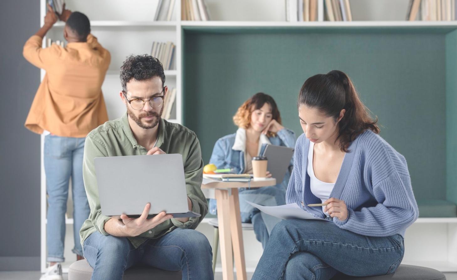 Equipo trabajando en análisis financiero